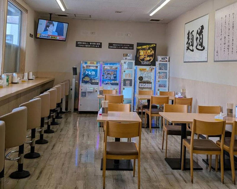 抗いがたい、にんにくの魔力, 一杯1000円を余裕で切るお財布にやさしい価格設定, 平和な大衆食堂で味わう“悪魔”のラーメン, 背脂チャッチャ系かと思いきや…, 老若男女にオススメ、家族連れにもやさしい店内, にんにく対策は万全で, にんにくビジネスの強さ, 提供しているのはラーメンでなく「元気と健康」