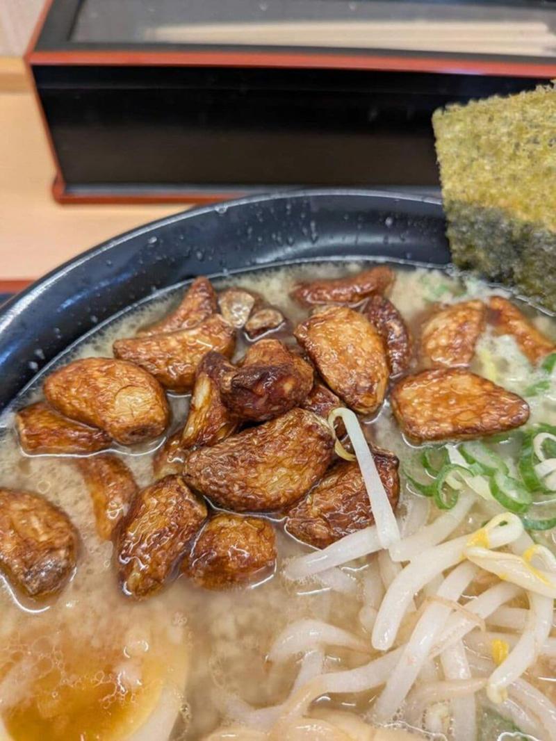 抗いがたい、にんにくの魔力, 一杯1000円を余裕で切るお財布にやさしい価格設定, 平和な大衆食堂で味わう“悪魔”のラーメン, 背脂チャッチャ系かと思いきや…, 老若男女にオススメ、家族連れにもやさしい店内, にんにく対策は万全で, にんにくビジネスの強さ, 提供しているのはラーメンでなく「元気と健康」