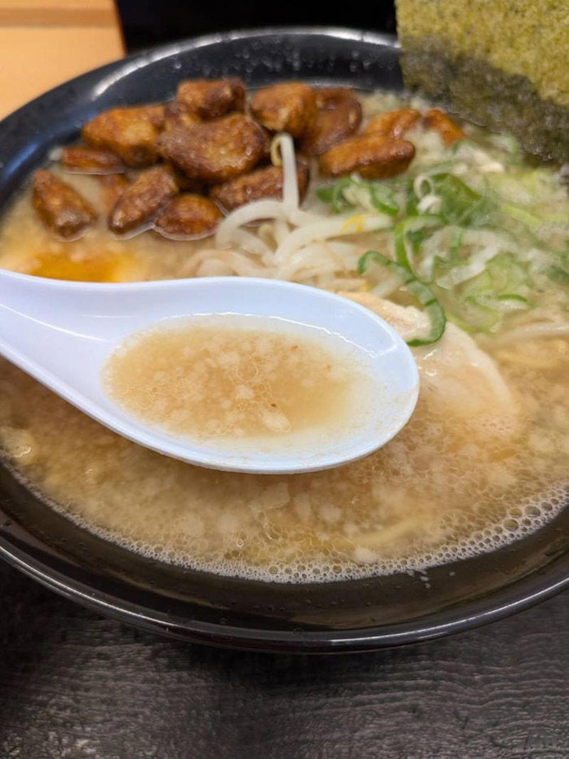 抗いがたい、にんにくの魔力, 一杯1000円を余裕で切るお財布にやさしい価格設定, 平和な大衆食堂で味わう“悪魔”のラーメン, 背脂チャッチャ系かと思いきや…, 老若男女にオススメ、家族連れにもやさしい店内, にんにく対策は万全で, にんにくビジネスの強さ, 提供しているのはラーメンでなく「元気と健康」
