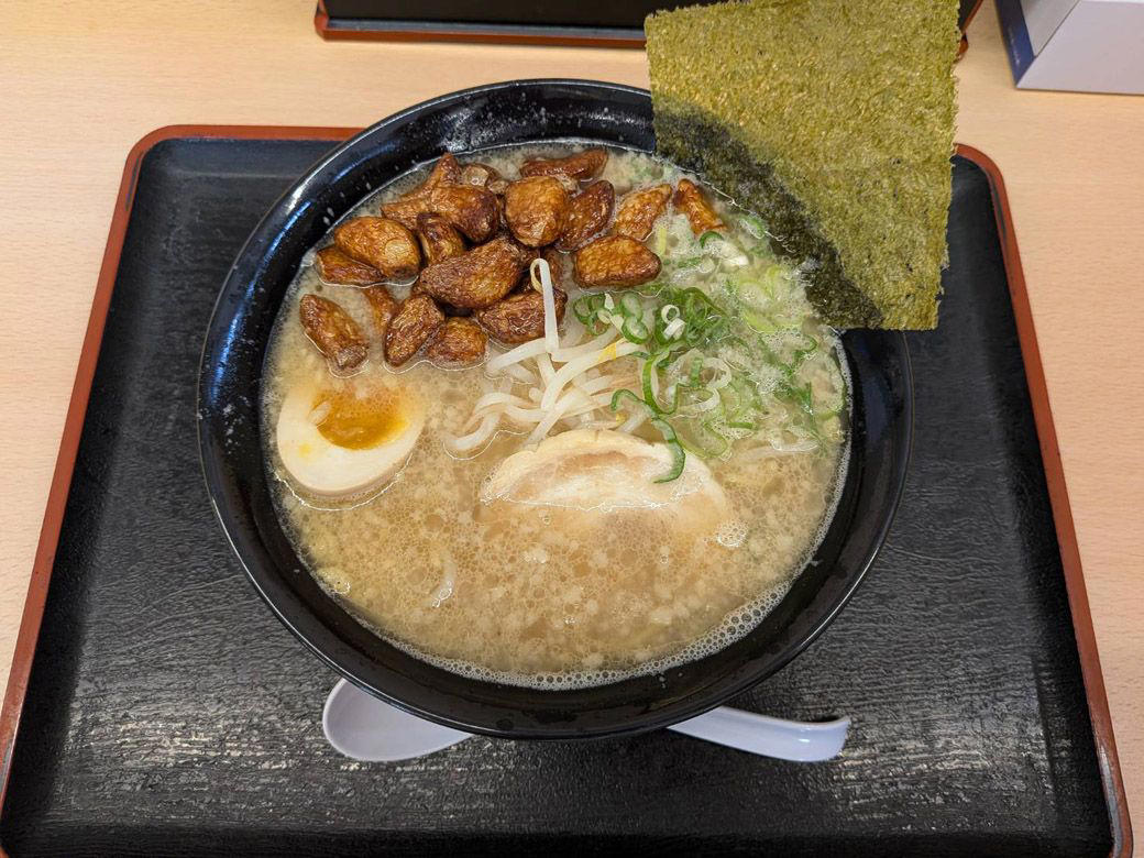 抗いがたい、にんにくの魔力, 一杯1000円を余裕で切るお財布にやさしい価格設定, 平和な大衆食堂で味わう“悪魔”のラーメン, 背脂チャッチャ系かと思いきや…, 老若男女にオススメ、家族連れにもやさしい店内, にんにく対策は万全で, にんにくビジネスの強さ, 提供しているのはラーメンでなく「元気と健康」