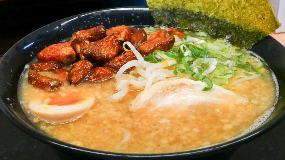 抗いがたい、にんにくの魔力, 一杯1000円を余裕で切るお財布にやさしい価格設定, 平和な大衆食堂で味わう“悪魔”のラーメン, 背脂チャッチャ系かと思いきや…, 老若男女にオススメ、家族連れにもやさしい店内, にんにく対策は万全で, にんにくビジネスの強さ, 提供しているのはラーメンでなく「元気と健康」