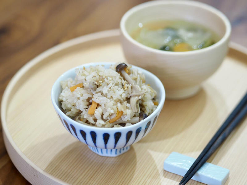 旬の香りで元気をチャージ。秋のキノコは“天然サプリ”, うま味を重ねて塩分控えめでも満足, 低カロリーで腸を整える！「シメジとエノキの炊き込みご飯」, 翌日もおいしい。“冷めても香るご飯”に