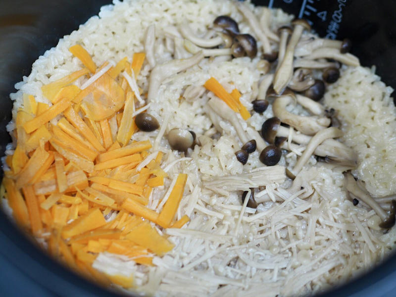 旬の香りで元気をチャージ。秋のキノコは“天然サプリ”, うま味を重ねて塩分控えめでも満足, 低カロリーで腸を整える！「シメジとエノキの炊き込みご飯」, 翌日もおいしい。“冷めても香るご飯”に