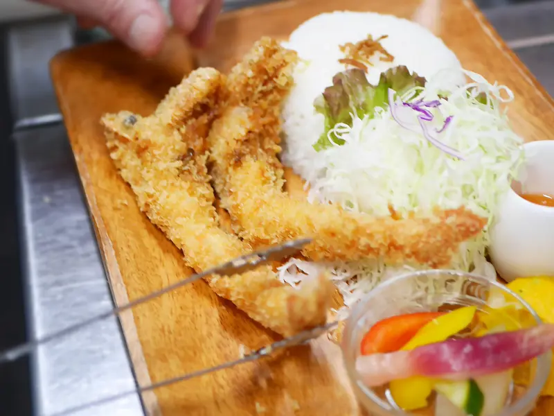 揚げ物とスイーツ、夫婦で営む“CAFE”, 最高級「天使の海老」を贅沢に, 旨みを引き出す、 “ツノ シルエット” 揚げ！？, 彩り豊かなワンプレートの魅力, とんかつと並ぶ大人気メニュー
