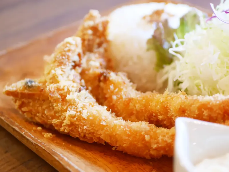 揚げ物とスイーツ、夫婦で営む“CAFE”, 最高級「天使の海老」を贅沢に, 旨みを引き出す、 “ツノ シルエット” 揚げ！？, 彩り豊かなワンプレートの魅力, とんかつと並ぶ大人気メニュー