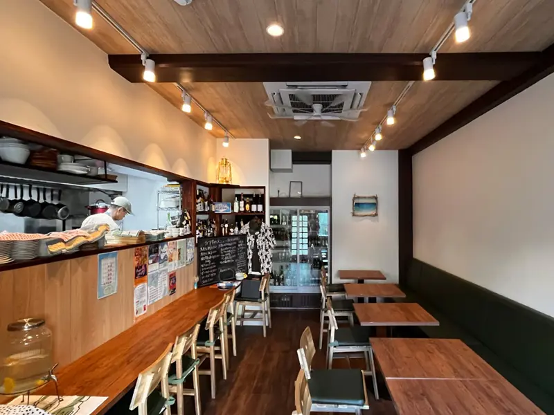 揚げ物とスイーツ、夫婦で営む“CAFE”, 最高級「天使の海老」を贅沢に, 旨みを引き出す、 “ツノ シルエット” 揚げ！？, 彩り豊かなワンプレートの魅力, とんかつと並ぶ大人気メニュー