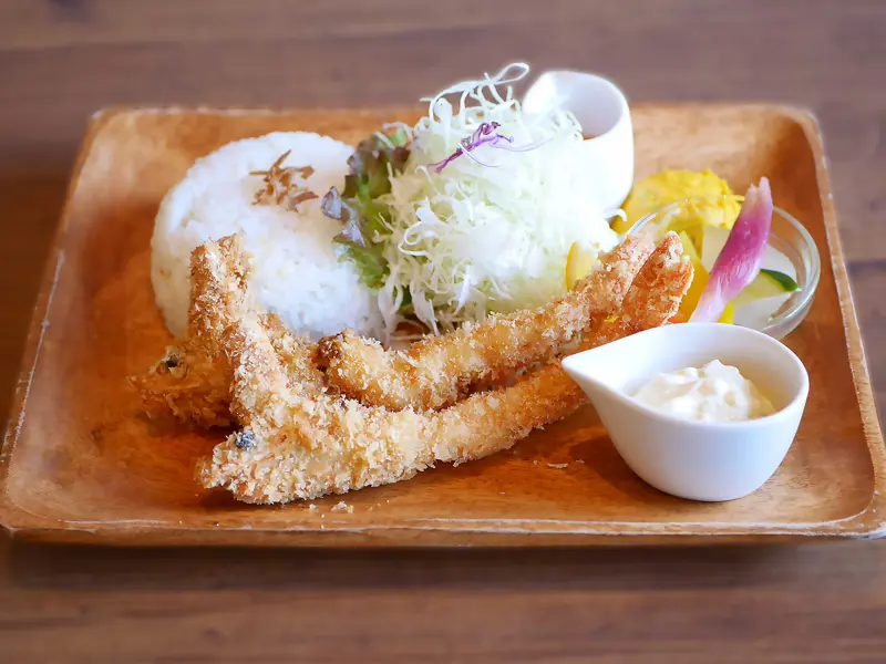 揚げ物とスイーツ、夫婦で営む“CAFE”, 最高級「天使の海老」を贅沢に, 旨みを引き出す、 “ツノ シルエット” 揚げ！？, 彩り豊かなワンプレートの魅力, とんかつと並ぶ大人気メニュー
