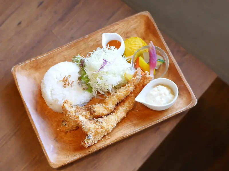 揚げ物とスイーツ、夫婦で営む“CAFE”, 最高級「天使の海老」を贅沢に, 旨みを引き出す、 “ツノ シルエット” 揚げ！？, 彩り豊かなワンプレートの魅力, とんかつと並ぶ大人気メニュー