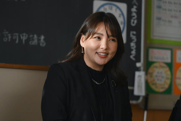 禁断の“母親なりすまし”から始まるファミリークライム・エンターテインメント, クセ強キャラの役作りに小木博明夫妻が貢献？, 現在の活躍のきっかけとなった波瑠との再共演に感慨, 後輩・川栄李奈との共演に「すごくいい安心感を抱きながら演じられた」