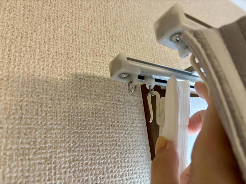 カーテンの隙間からの光漏れを防ぐ方法, 光漏れを防ぐカーテンの掛け方, 光漏れだけじゃない！うれしい効果も, 今日から試せる！快適カーテン術