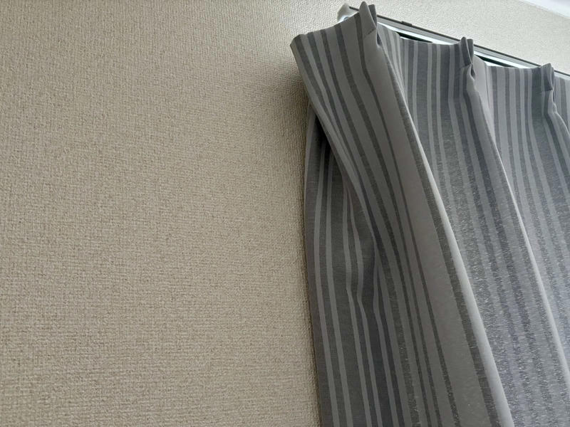 カーテンの隙間からの光漏れを防ぐ方法, 光漏れを防ぐカーテンの掛け方, 光漏れだけじゃない！うれしい効果も, 今日から試せる！快適カーテン術