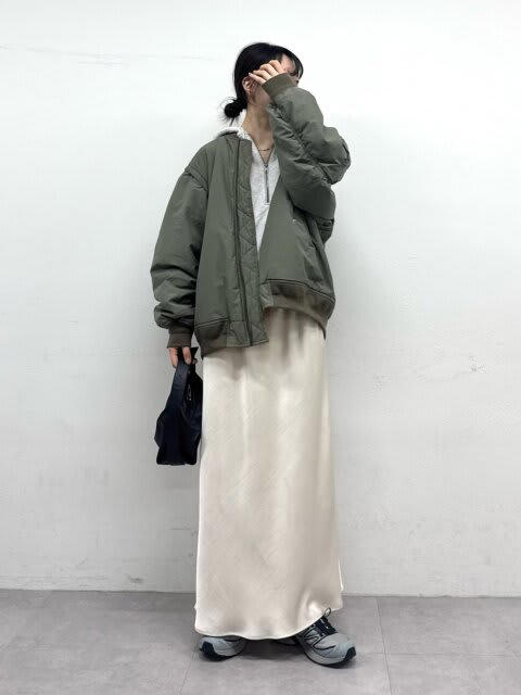 白ワンピ×黒ダウンで作る甘辛ミックスコーデ, 大人かわいいスポーツミックスコーデ, ブラウンレザー×ブラックコーデの辛口スタイル, 赤ニットが映えるグレーのピーコートコーデ, チェック柄ロングコートの上品きれいめコーデ, 大きめ襟コートで作るトレンド感満点冬コーデ