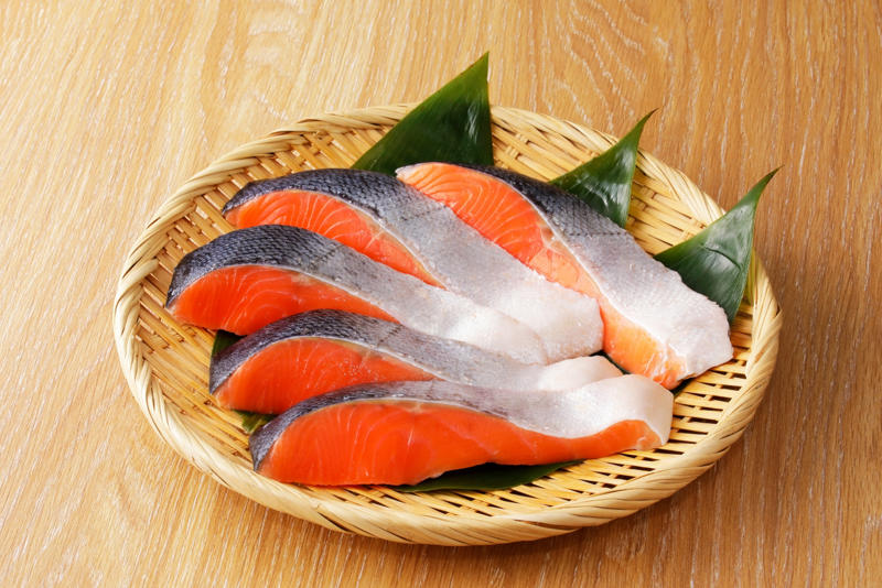 さわやか！ 秋鮭のレモンステーキ 家庭で作れる, 柑橘香る！ 秋鮭の和風ソテー, 秋鮭と野菜の包み蒸し 柑橘添え, 秋鮭の五目炊き込みご飯