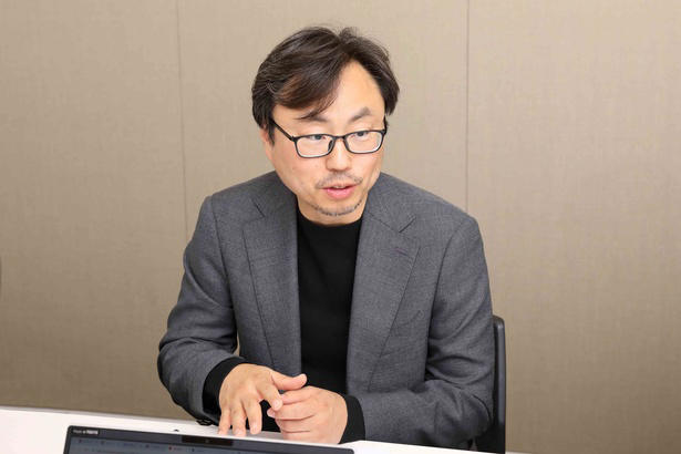 「東京国際映画祭のセレクションに驚きが多く、なにが出てくるかわからないおもしろさがある」(バラチェッティ), 「映画祭が持っている現場性、フェスティバル性としての映画祭がいかに重要であったかに気付きました」(チョン), 「日本の映画業界は、例えば韓国や中国と比べた場合に、コロナ前と比べても、量、質ともにずっと安定している」(ベルタッケ), 「アートハウス系のシネフィルたちが『チェンソーマン』の映画版を観て、その編集の力、ショットの力を感じてほしい」(チョン)