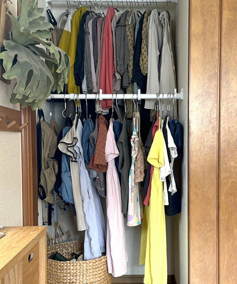 家族全員の服をまとめた結果…家がぐちゃぐちゃに！, 動線を見直し、家族それぞれの暮らしに合う収納へ, 5人家族の服をうまく収納するアイデア3つ, 動線こそ「片付けやすい家」への近道だった