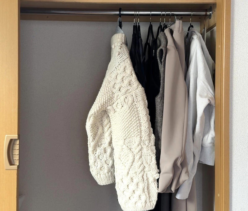 家族全員の服をまとめた結果…家がぐちゃぐちゃに！, 動線を見直し、家族それぞれの暮らしに合う収納へ, 5人家族の服をうまく収納するアイデア3つ, 動線こそ「片付けやすい家」への近道だった