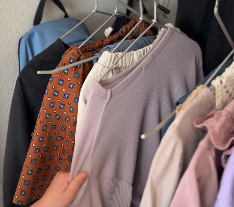 家族全員の服をまとめた結果…家がぐちゃぐちゃに！, 動線を見直し、家族それぞれの暮らしに合う収納へ, 5人家族の服をうまく収納するアイデア3つ, 動線こそ「片付けやすい家」への近道だった