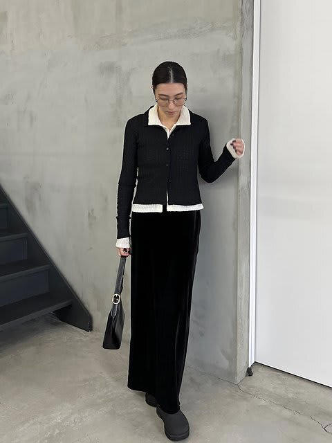 オーバーサイズカーディガンは黒スカートで好バランスに, ニットベスト×チェックシャツで季節感を高める, ブラウンニット×ジャケットで今年らしく, カジュアルなパーカー×白Tも洗練された印象に, ポロ襟カーディガンと合わせて全体をすっきり見せる