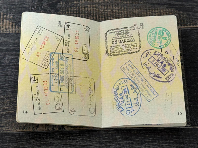 旅行がもっと楽しくなる、透明ジッパー袋の意外な使い方3つ, 1：パスポートを人別に入れて、取り間違いを防止, 2：薬やサプリを小分けして、「あれどこいった？」を解消, 予備のジッパーつき袋もスーツケースに入れておく, 手もちのものを活用して、旅行をもっと快適に！