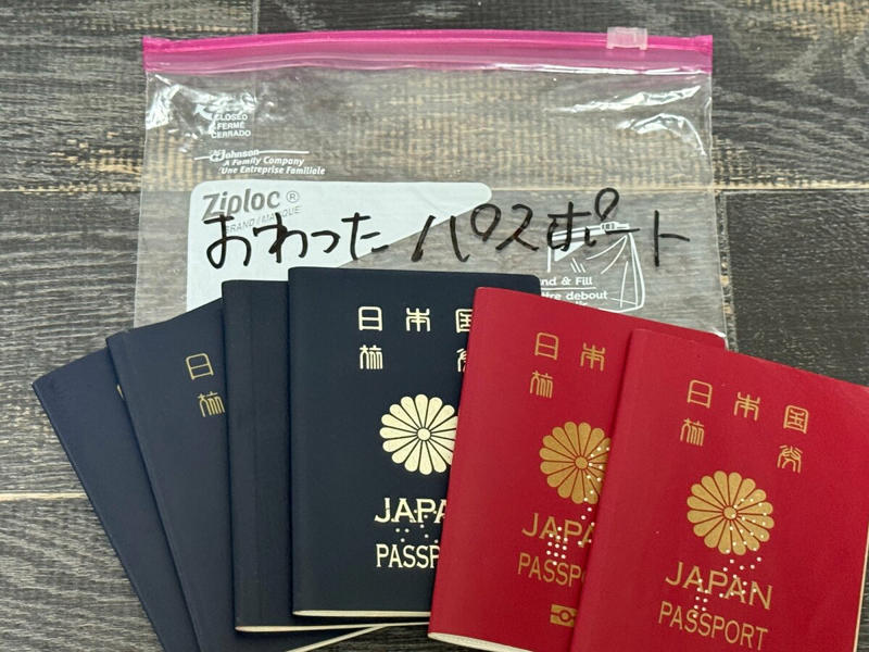 旅行がもっと楽しくなる、透明ジッパー袋の意外な使い方3つ, 1：パスポートを人別に入れて、取り間違いを防止, 2：薬やサプリを小分けして、「あれどこいった？」を解消, 予備のジッパーつき袋もスーツケースに入れておく, 手もちのものを活用して、旅行をもっと快適に！