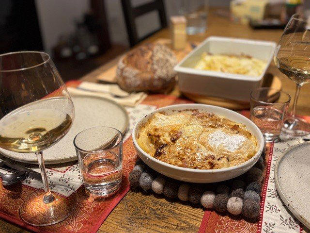1：白菜が大量にあったらつくりたい「白菜のグラタン」（Gratin de côtes de bettes）, 2：チーズがとろ～り「カマンベールとジャガイモのグラタン」（Tartiflette）, 3：フランスの冬の定番「昔ながらの野菜スープ」, 心も体も温まるフランスの冬のレシピ
