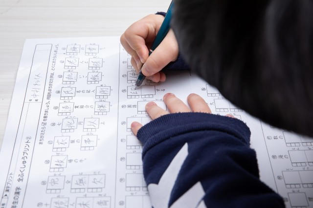 「またか…」思わず苦笑いした娘の“大胆な省エネ”, 普段から“雑”？　運動会の日程もママ友経由で知ることに, 「気遣いするタイプではないけど…」それでも“切る気持ち”はあった？, 恥ずかしがり屋から“突然踊り出す”タイプに成長, SNSでは共感と笑いがあふれる「あるある」投稿に, 「内容がわからないけど…とりあえず丸はつけて」