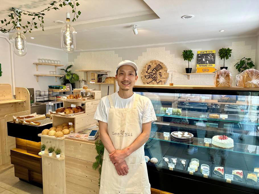名店で腕を磨いた仁井シェフのナチュラルで温かみのあるパティスリー, 看板商品！自家製パイ生地の「パルミエ（Palmier）」 , 口どけなめらかで軽やかな「日本の苺ショートケーキ（Gâteau aux fraises japonais）」 , クリームたっぷりで滑らかな「シュークリーム（Choux à la crème） 」 , ジューシーで甘酸っぱい「アプリコットタルト （ Tartelette Abricot）」 