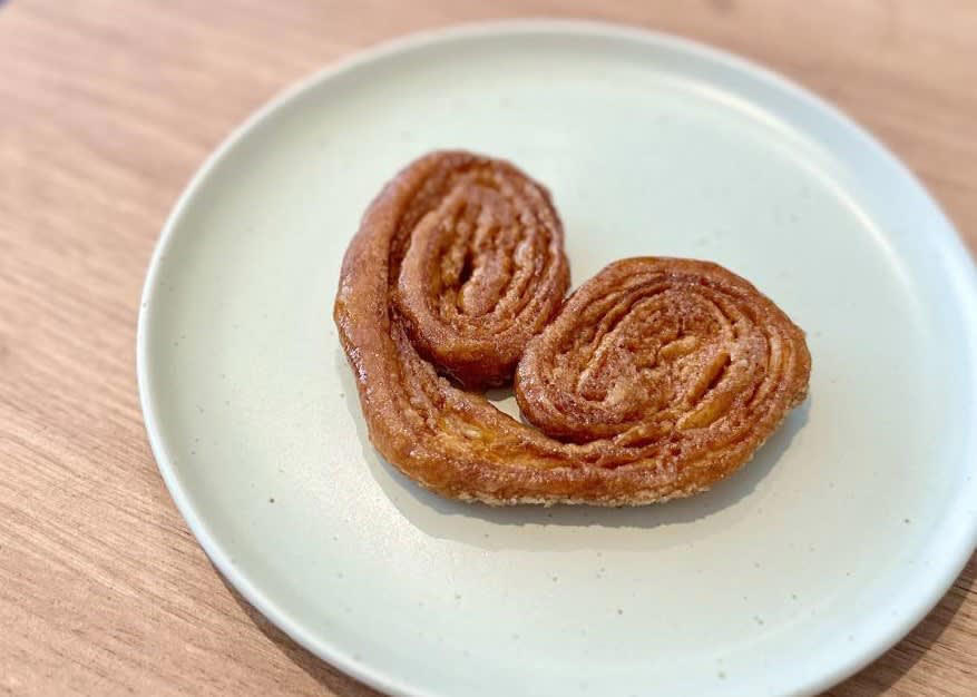 名店で腕を磨いた仁井シェフのナチュラルで温かみのあるパティスリー, 看板商品！自家製パイ生地の「パルミエ（Palmier）」 , 口どけなめらかで軽やかな「日本の苺ショートケーキ（Gâteau aux fraises japonais）」 , クリームたっぷりで滑らかな「シュークリーム（Choux à la crème） 」 , ジューシーで甘酸っぱい「アプリコットタルト （ Tartelette Abricot）」 