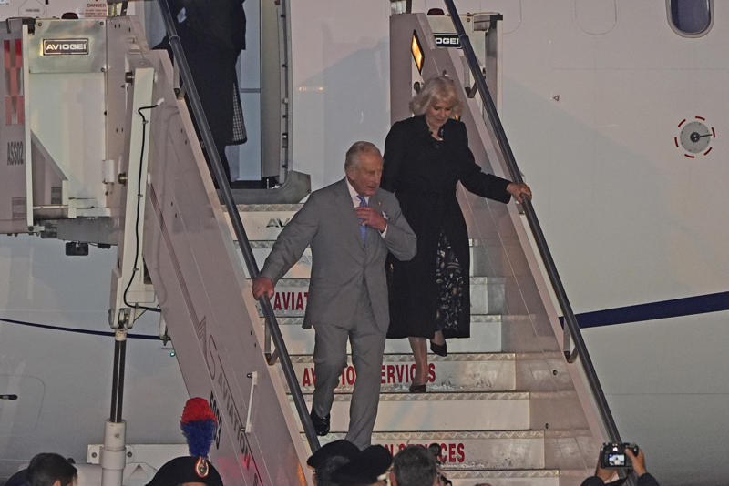 The royal family's secret travel rules They pack their own blood, Extremely tight schedule, Everything's prearranged, They take the train, Greetings in several languages, They always pack a black outfit, Immigration, Heirs never travel together, Their luggage is tagged, A small army of employees, Identical outfits, Always dressed to the nines, Budgetary concerns