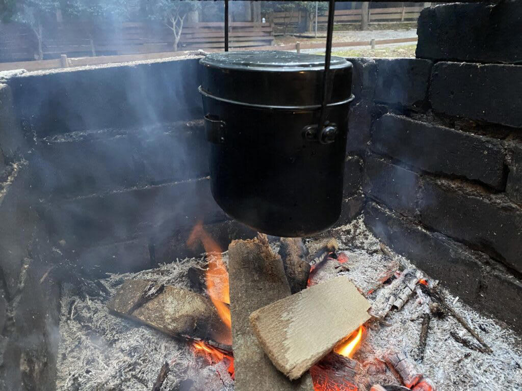 キャンプでご飯を炊く前に！まずは基本の道具を知ろう, 炊飯に必要な「基本セット」, 道具のメリット・デメリット, キャンプで失敗せずに美味しくご飯を炊くコツ, 1.米と水の「計量」は正確に行う, 2.「吸水」を最低30分（冬場は1時間）は行う, 3.火加減は「沸騰するまで中火 → 沸騰したら弱火」, 4.炊飯中は「絶対に蓋を開けない」, 5.火から下ろしたら「必ず10分以上蒸らす」, 【道具別】炊き方ガイド｜メスティン・飯ごう・鍋・ライスクッカー・ダッチオーブン, 鍋（クッカー）は重しを使うのがポイント, 飯ごうは蓋で軽量もできるのがポイント, メスティンは火加減がポイント, ライスクッカーは機能をフル活用するのがポイント, ダッチオーブンは蓋の上に炭を置くのがポイント, もっと美味しく！キャンプで食べたい絶品ご飯レシピ, 缶詰ひとつで味が決まる！超簡単「炊き込みご飯」, 「お焦げ」も「残りご飯」もごちそうに！翌朝活用レシピ, 美味しいご飯が、キャンプをもっと楽しくする