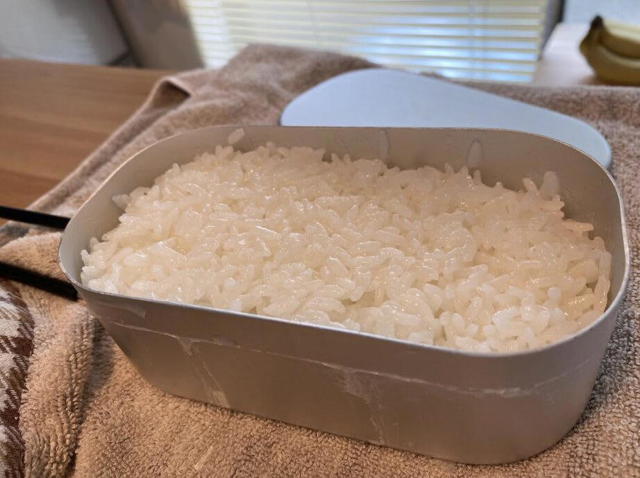 キャンプでご飯を炊く前に！まずは基本の道具を知ろう, 炊飯に必要な「基本セット」, 道具のメリット・デメリット, キャンプで失敗せずに美味しくご飯を炊くコツ, 1.米と水の「計量」は正確に行う, 2.「吸水」を最低30分（冬場は1時間）は行う, 3.火加減は「沸騰するまで中火 → 沸騰したら弱火」, 4.炊飯中は「絶対に蓋を開けない」, 5.火から下ろしたら「必ず10分以上蒸らす」, 【道具別】炊き方ガイド｜メスティン・飯ごう・鍋・ライスクッカー・ダッチオーブン, 鍋（クッカー）は重しを使うのがポイント, 飯ごうは蓋で軽量もできるのがポイント, メスティンは火加減がポイント, ライスクッカーは機能をフル活用するのがポイント, ダッチオーブンは蓋の上に炭を置くのがポイント, もっと美味しく！キャンプで食べたい絶品ご飯レシピ, 缶詰ひとつで味が決まる！超簡単「炊き込みご飯」, 「お焦げ」も「残りご飯」もごちそうに！翌朝活用レシピ, 美味しいご飯が、キャンプをもっと楽しくする