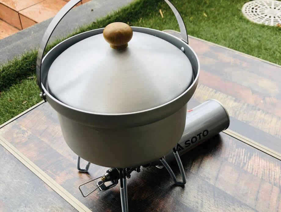 キャンプでご飯を炊く前に！まずは基本の道具を知ろう, 炊飯に必要な「基本セット」, 道具のメリット・デメリット, キャンプで失敗せずに美味しくご飯を炊くコツ, 1.米と水の「計量」は正確に行う, 2.「吸水」を最低30分（冬場は1時間）は行う, 3.火加減は「沸騰するまで中火 → 沸騰したら弱火」, 4.炊飯中は「絶対に蓋を開けない」, 5.火から下ろしたら「必ず10分以上蒸らす」, 【道具別】炊き方ガイド｜メスティン・飯ごう・鍋・ライスクッカー・ダッチオーブン, 鍋（クッカー）は重しを使うのがポイント, 飯ごうは蓋で軽量もできるのがポイント, メスティンは火加減がポイント, ライスクッカーは機能をフル活用するのがポイント, ダッチオーブンは蓋の上に炭を置くのがポイント, もっと美味しく！キャンプで食べたい絶品ご飯レシピ, 缶詰ひとつで味が決まる！超簡単「炊き込みご飯」, 「お焦げ」も「残りご飯」もごちそうに！翌朝活用レシピ, 美味しいご飯が、キャンプをもっと楽しくする