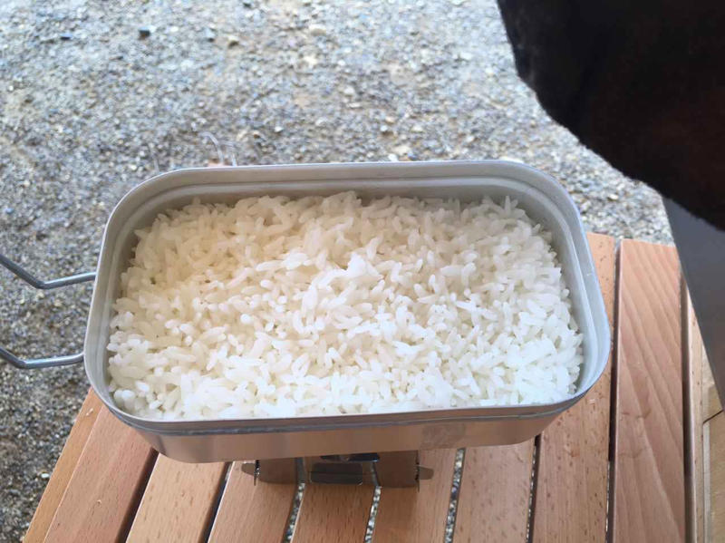 キャンプでご飯を炊く前に！まずは基本の道具を知ろう, 炊飯に必要な「基本セット」, 道具のメリット・デメリット, キャンプで失敗せずに美味しくご飯を炊くコツ, 1.米と水の「計量」は正確に行う, 2.「吸水」を最低30分（冬場は1時間）は行う, 3.火加減は「沸騰するまで中火 → 沸騰したら弱火」, 4.炊飯中は「絶対に蓋を開けない」, 5.火から下ろしたら「必ず10分以上蒸らす」, 【道具別】炊き方ガイド｜メスティン・飯ごう・鍋・ライスクッカー・ダッチオーブン, 鍋（クッカー）は重しを使うのがポイント, 飯ごうは蓋で軽量もできるのがポイント, メスティンは火加減がポイント, ライスクッカーは機能をフル活用するのがポイント, ダッチオーブンは蓋の上に炭を置くのがポイント, もっと美味しく！キャンプで食べたい絶品ご飯レシピ, 缶詰ひとつで味が決まる！超簡単「炊き込みご飯」, 「お焦げ」も「残りご飯」もごちそうに！翌朝活用レシピ, 美味しいご飯が、キャンプをもっと楽しくする