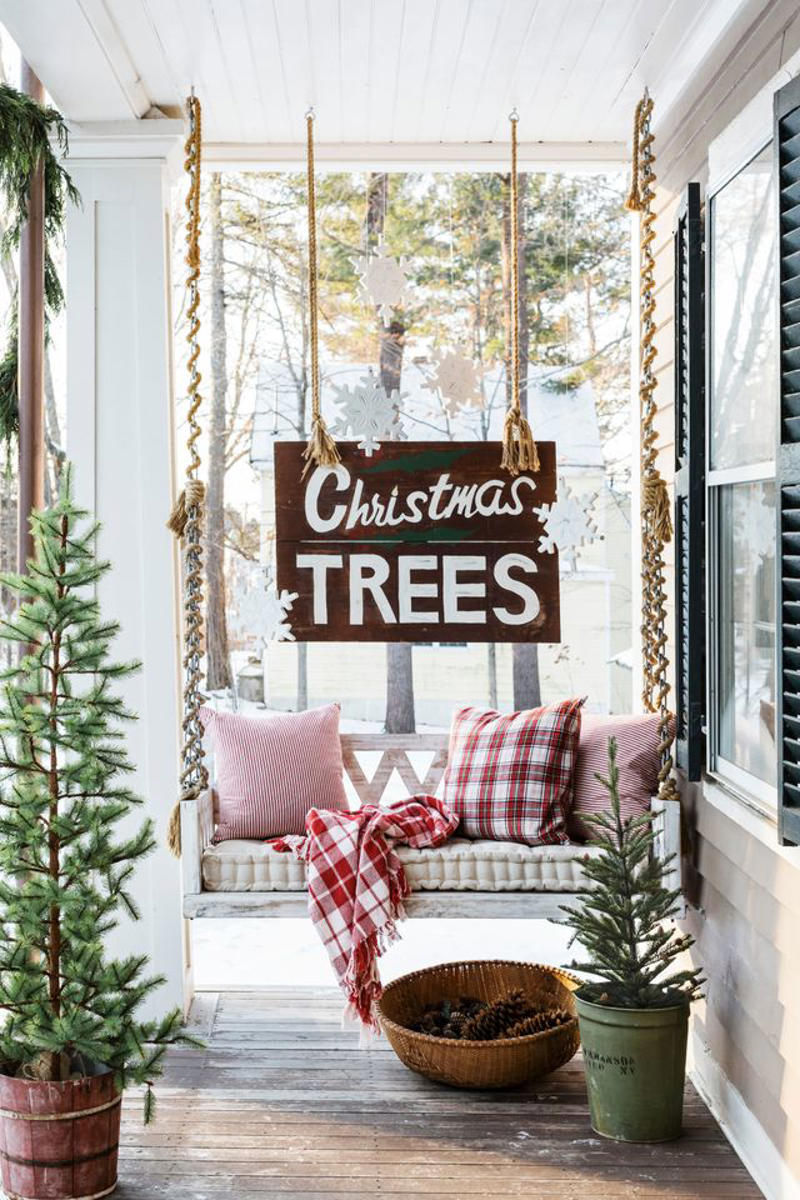 1. A Return to Classic Decor, 2. A Mix of New, Repurposed, and Secondhand, 3. Statement Bows, 4. Moody Colors, Neutrals, and Soft Metallics, 5. Mixed Greenery Wreaths, 6. Elevated Outdoor Decor, 7. Streamlined and Textured Christmas Centerpieces, 8. Simple Garlands and Trees