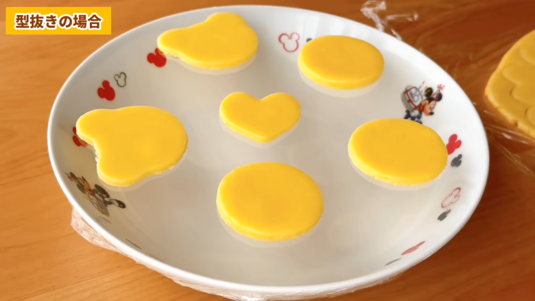 ・材料（クッキー約23～25枚分）, 1．ボウルに卵黄・砂糖・油を入れてよく混ぜる, 2．ホットケーキミックスを加えてゴムベラで混ぜる, 3．牛乳を加え、生地をまとめる, 4．耐熱皿にピンと張るようにラップをかける, 5．生地を形成する, 6．電子レンジで生地を焼く
