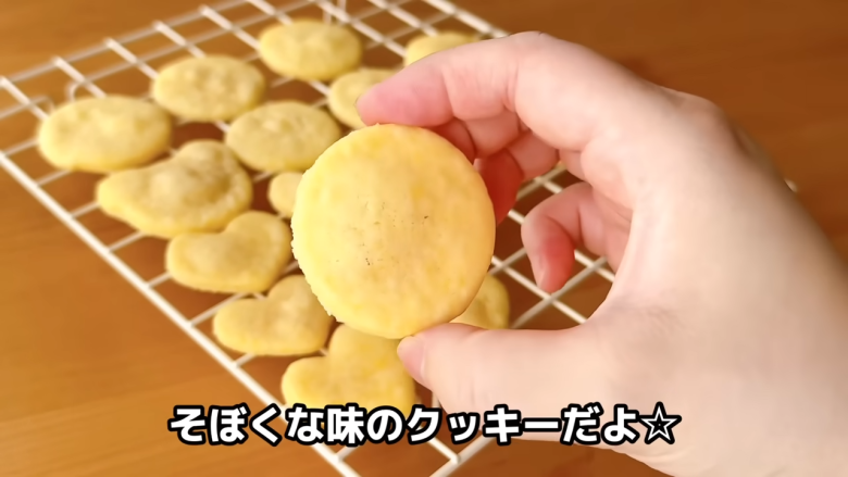 ・材料（クッキー約23～25枚分）, 1．ボウルに卵黄・砂糖・油を入れてよく混ぜる, 2．ホットケーキミックスを加えてゴムベラで混ぜる, 3．牛乳を加え、生地をまとめる, 4．耐熱皿にピンと張るようにラップをかける, 5．生地を形成する, 6．電子レンジで生地を焼く