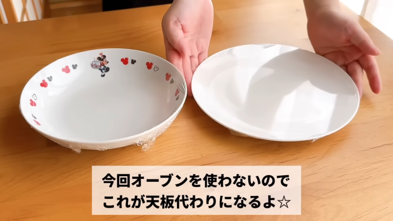 ・材料（クッキー約23～25枚分）, 1．ボウルに卵黄・砂糖・油を入れてよく混ぜる, 2．ホットケーキミックスを加えてゴムベラで混ぜる, 3．牛乳を加え、生地をまとめる, 4．耐熱皿にピンと張るようにラップをかける, 5．生地を形成する, 6．電子レンジで生地を焼く