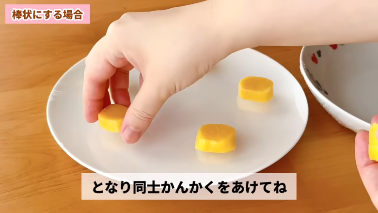 ・材料（クッキー約23～25枚分）, 1．ボウルに卵黄・砂糖・油を入れてよく混ぜる, 2．ホットケーキミックスを加えてゴムベラで混ぜる, 3．牛乳を加え、生地をまとめる, 4．耐熱皿にピンと張るようにラップをかける, 5．生地を形成する, 6．電子レンジで生地を焼く
