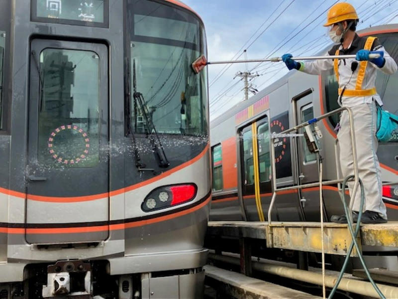 普通列車の清掃について教えて！, Q.普通列車の清掃について教えて！, A.清掃は大きく分けて「車両基地での清掃」と「駅構内での清掃」があります。, 『ＪＲ時刻表』2025年12月号もあわせてチェック！, ＪＲ時刻表2025年12月号