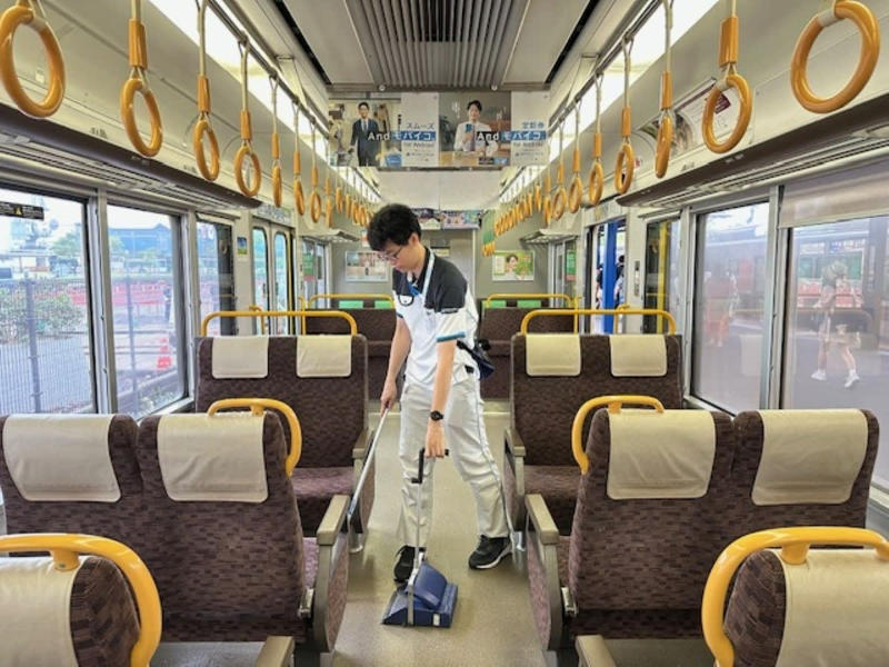 普通列車の清掃について教えて！, Q.普通列車の清掃について教えて！, A.清掃は大きく分けて「車両基地での清掃」と「駅構内での清掃」があります。, 『ＪＲ時刻表』2025年12月号もあわせてチェック！, ＪＲ時刻表2025年12月号