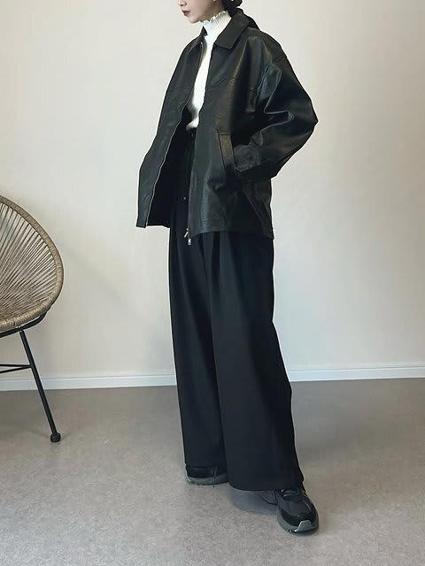 ブラウンのベロアトップス×黒ワイドパンツで鮮度アップ, グレーのカーディガンで上品かつ今っぽいスタイルに, シンプルコーデも黒ワイドパンツでこなれた雰囲気に, ファーベスト×黒ワイドパンツでスタイルアップ, レザージャケット×黒ワイドパンツで大人カジュアルに格上げ
