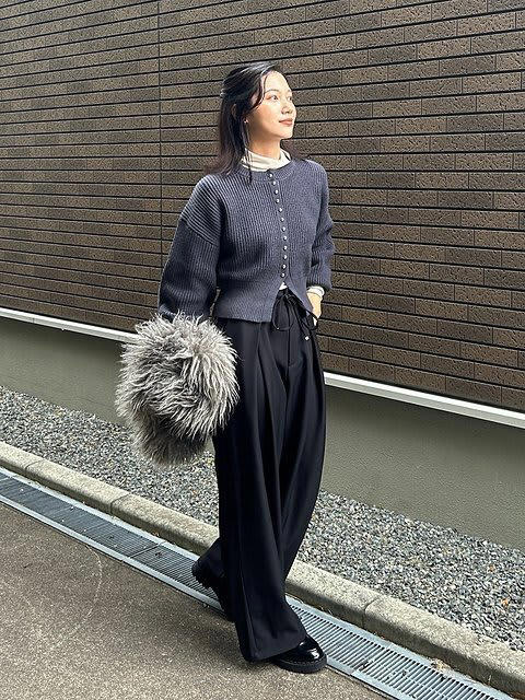ブラウンのベロアトップス×黒ワイドパンツで鮮度アップ, グレーのカーディガンで上品かつ今っぽいスタイルに, シンプルコーデも黒ワイドパンツでこなれた雰囲気に, ファーベスト×黒ワイドパンツでスタイルアップ, レザージャケット×黒ワイドパンツで大人カジュアルに格上げ