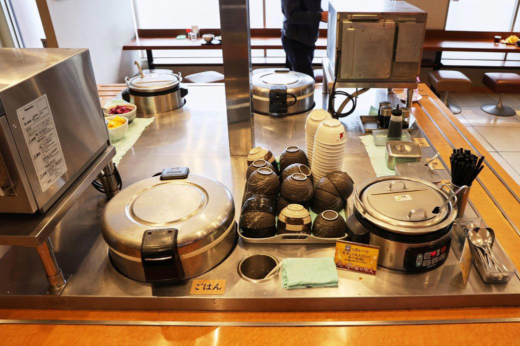 1150円でうどんや天ぷらが食べ放題, 昭和のドライブインのような趣のある店舗, パワー型のつけ汁うどん, 予想以上のおいしさに驚いた柿の天ぷら, 夜営業はしないという営業形態