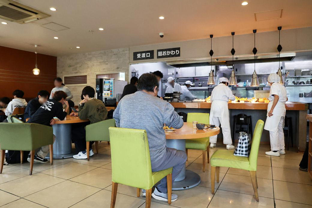1150円でうどんや天ぷらが食べ放題, 昭和のドライブインのような趣のある店舗, パワー型のつけ汁うどん, 予想以上のおいしさに驚いた柿の天ぷら, 夜営業はしないという営業形態