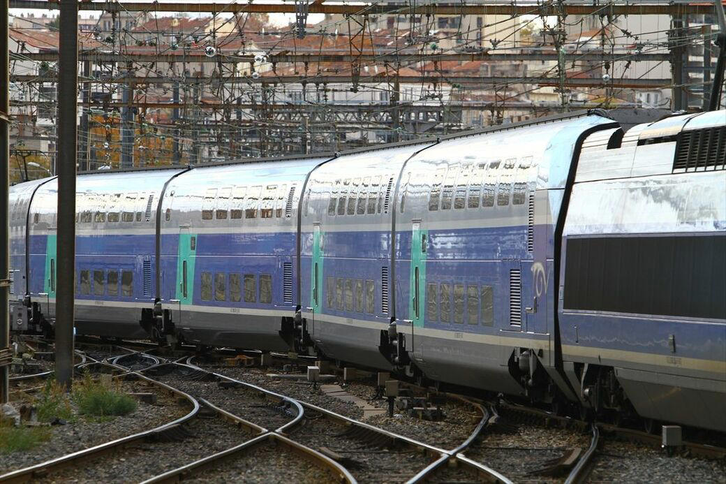 ヨーロッパでは2階建て＝通勤車両, 「2階建て3ドア車」も走るパリ, ドイツは「東」がいち早く導入, 日立の2階建て車が活躍するイタリア, イギリスにも約60年ぶりに復活？, 日本とヨーロッパで異なる環境