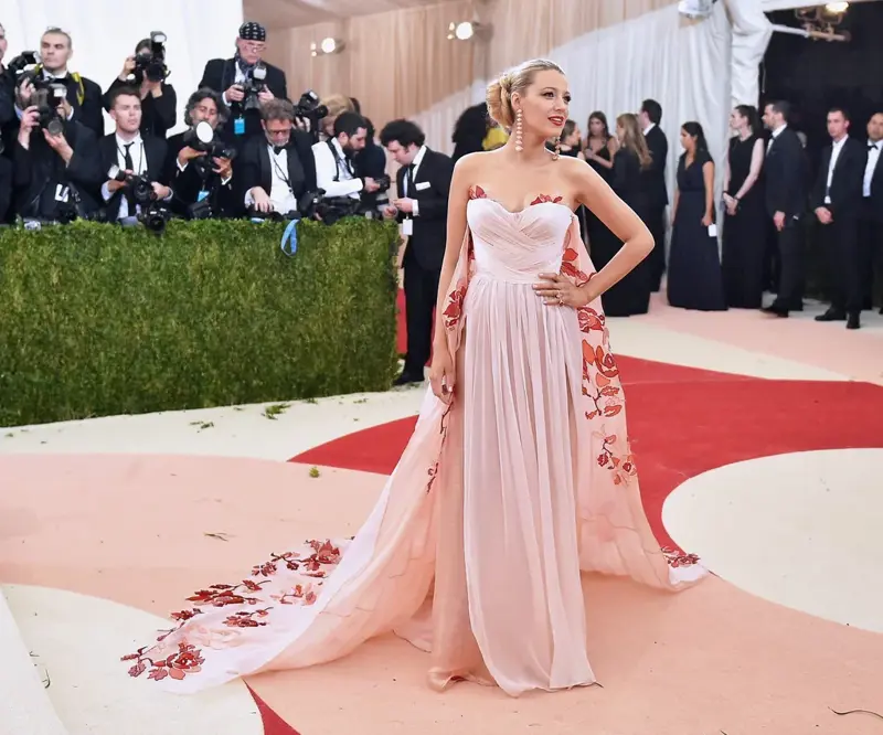 1999 – Rock Style, 2004 – Dangerous Liaisons: Fashion and Furniture in the 18th Century, 2006 – Anglomania: Tradition and Transgression in British Fashion, 2008 – Superheroes: Fashion and Fantasy, 2016 – Manus x Machina: Fashion in an Age of Technology, 2018 – Heavenly Bodies: Fashion and the Catholic Imagination, 2021 – About Time: Fashion and Duration, 2025 – Superheroes: Fashion and Fantasy