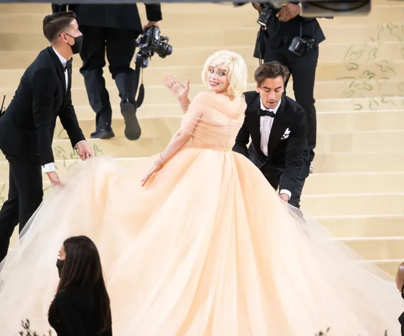 1999 – Rock Style, 2004 – Dangerous Liaisons: Fashion and Furniture in the 18th Century, 2006 – Anglomania: Tradition and Transgression in British Fashion, 2008 – Superheroes: Fashion and Fantasy, 2016 – Manus x Machina: Fashion in an Age of Technology, 2018 – Heavenly Bodies: Fashion and the Catholic Imagination, 2021 – About Time: Fashion and Duration, 2025 – Superheroes: Fashion and Fantasy