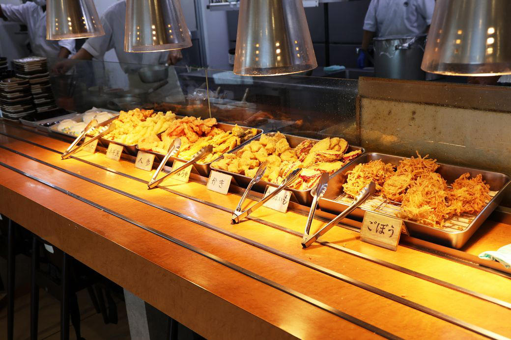 1150円でうどんや天ぷらが食べ放題, 昭和のドライブインのような趣のある店舗, パワー型のつけ汁うどん, 予想以上のおいしさに驚いた柿の天ぷら, 夜営業はしないという営業形態