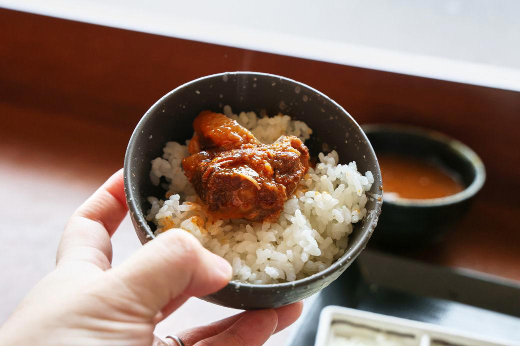 1150円でうどんや天ぷらが食べ放題, 昭和のドライブインのような趣のある店舗, パワー型のつけ汁うどん, 予想以上のおいしさに驚いた柿の天ぷら, 夜営業はしないという営業形態