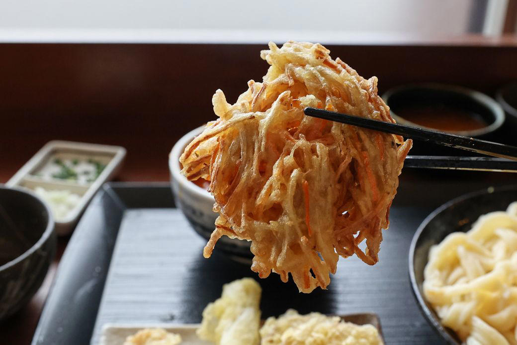 1150円でうどんや天ぷらが食べ放題, 昭和のドライブインのような趣のある店舗, パワー型のつけ汁うどん, 予想以上のおいしさに驚いた柿の天ぷら, 夜営業はしないという営業形態